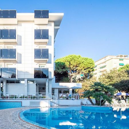 Hotel Ambassador Meuble Lignano Sabbiadoro Bagian luar foto
