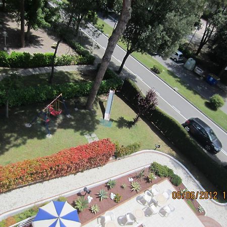 Hotel Ambassador Meuble Lignano Sabbiadoro Bagian luar foto