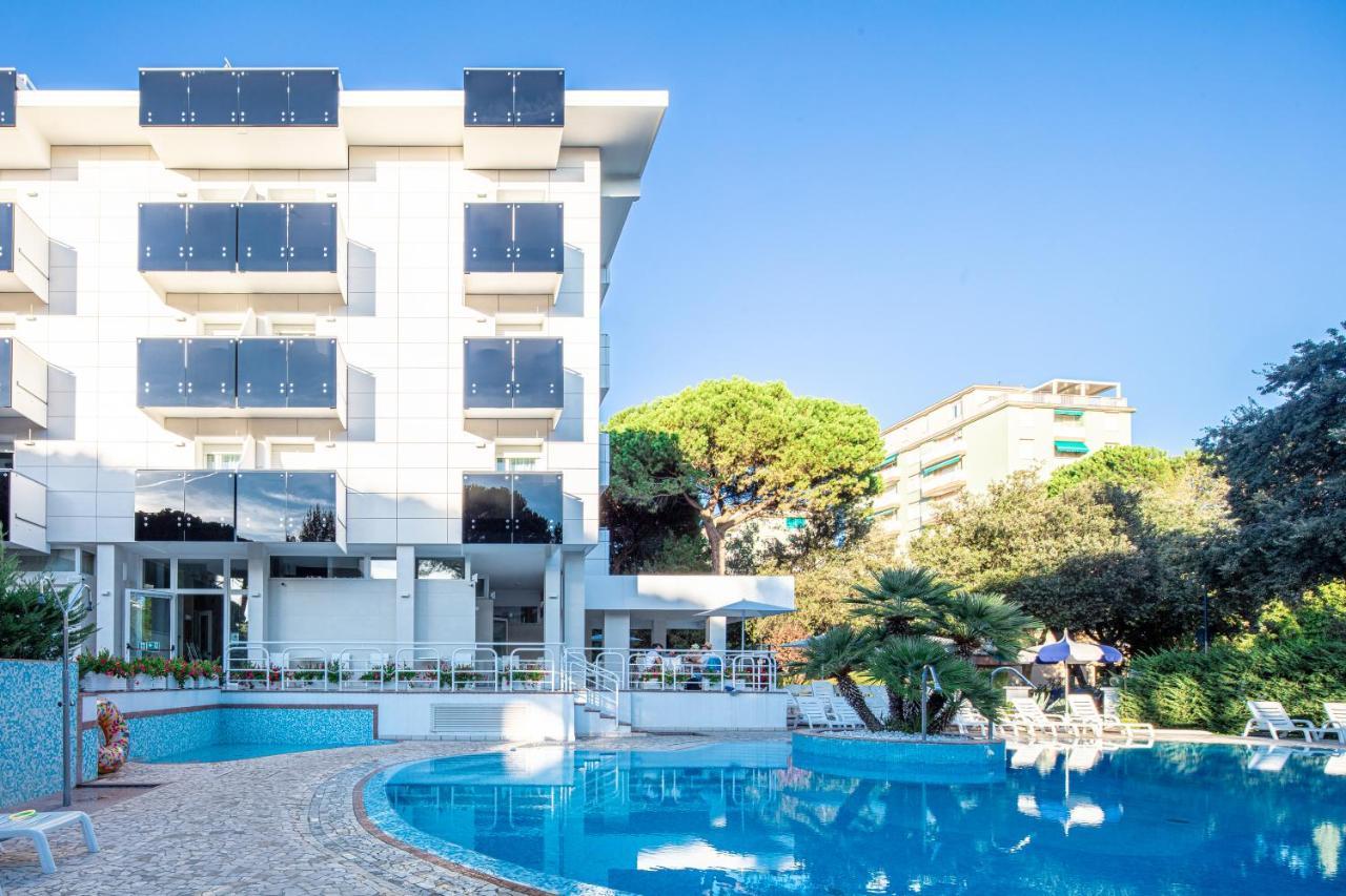 Hotel Ambassador Meuble Lignano Sabbiadoro Bagian luar foto