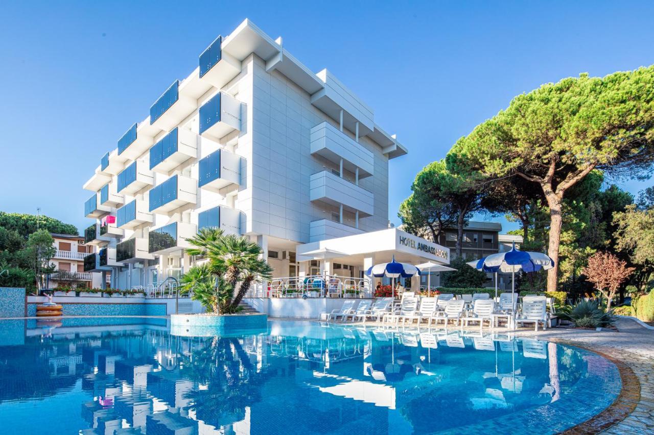 Hotel Ambassador Meuble Lignano Sabbiadoro Bagian luar foto