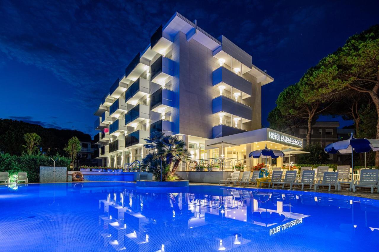 Hotel Ambassador Meuble Lignano Sabbiadoro Bagian luar foto