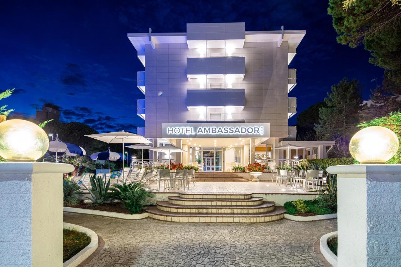 Hotel Ambassador Meuble Lignano Sabbiadoro Bagian luar foto