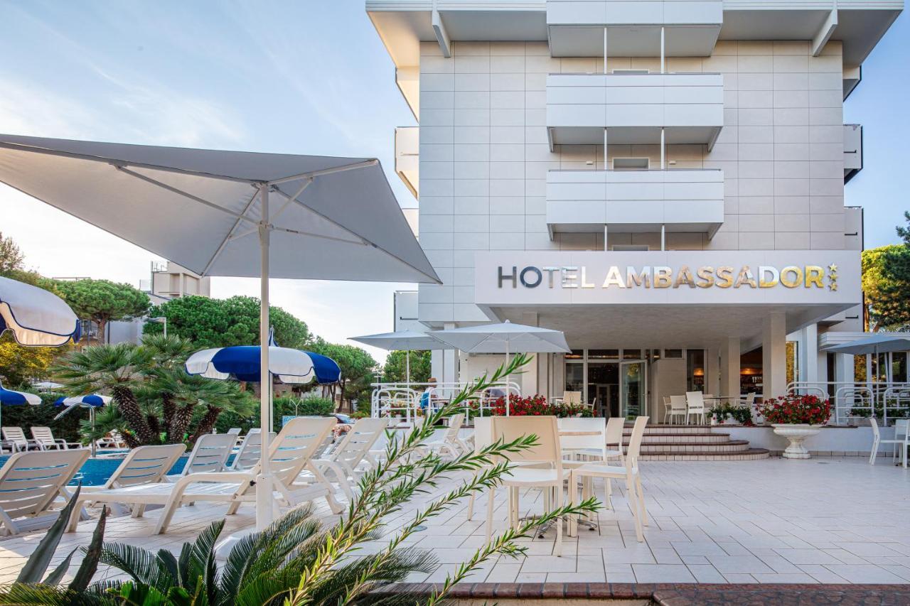 Hotel Ambassador Meuble Lignano Sabbiadoro Bagian luar foto