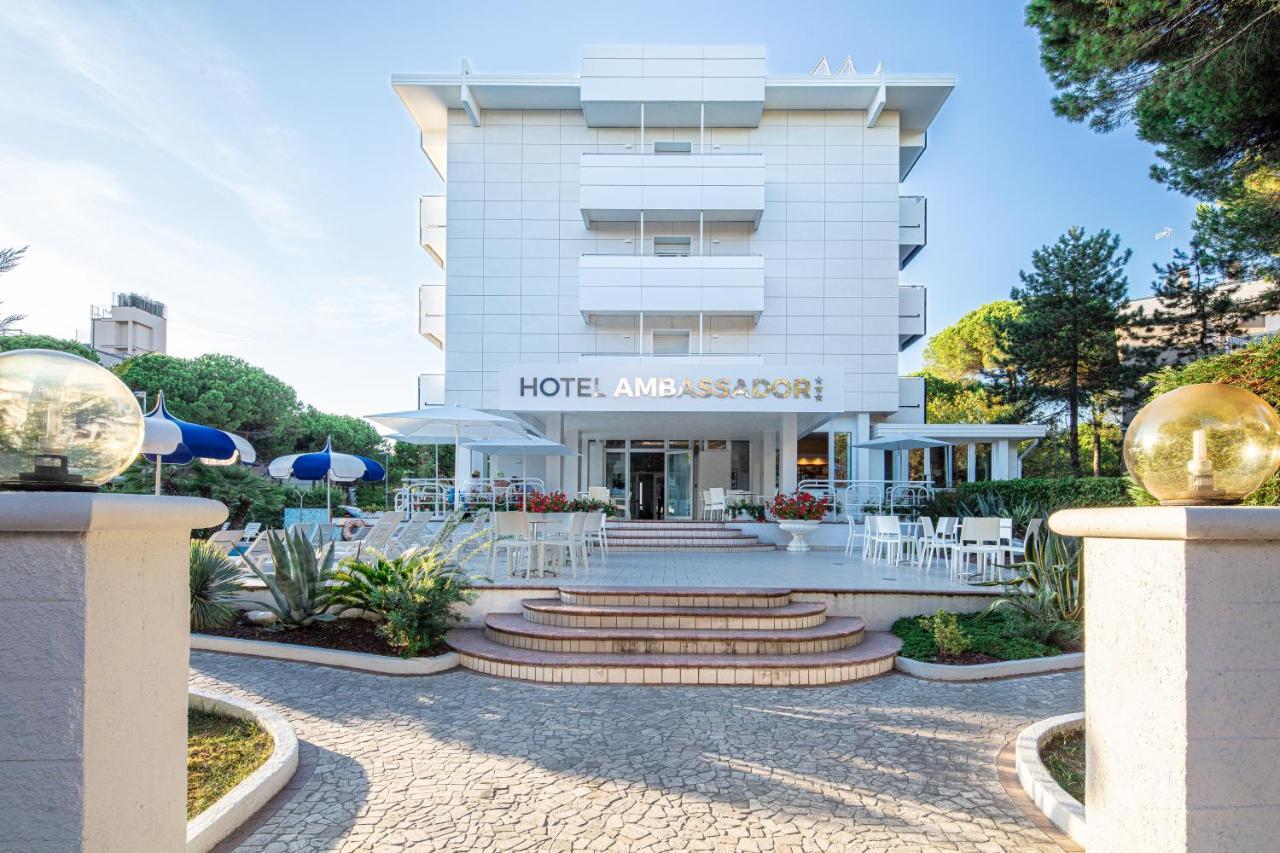 Hotel Ambassador Meuble Lignano Sabbiadoro Bagian luar foto