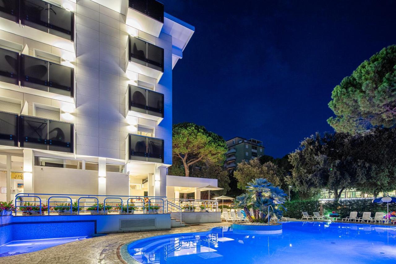 Hotel Ambassador Meuble Lignano Sabbiadoro Bagian luar foto