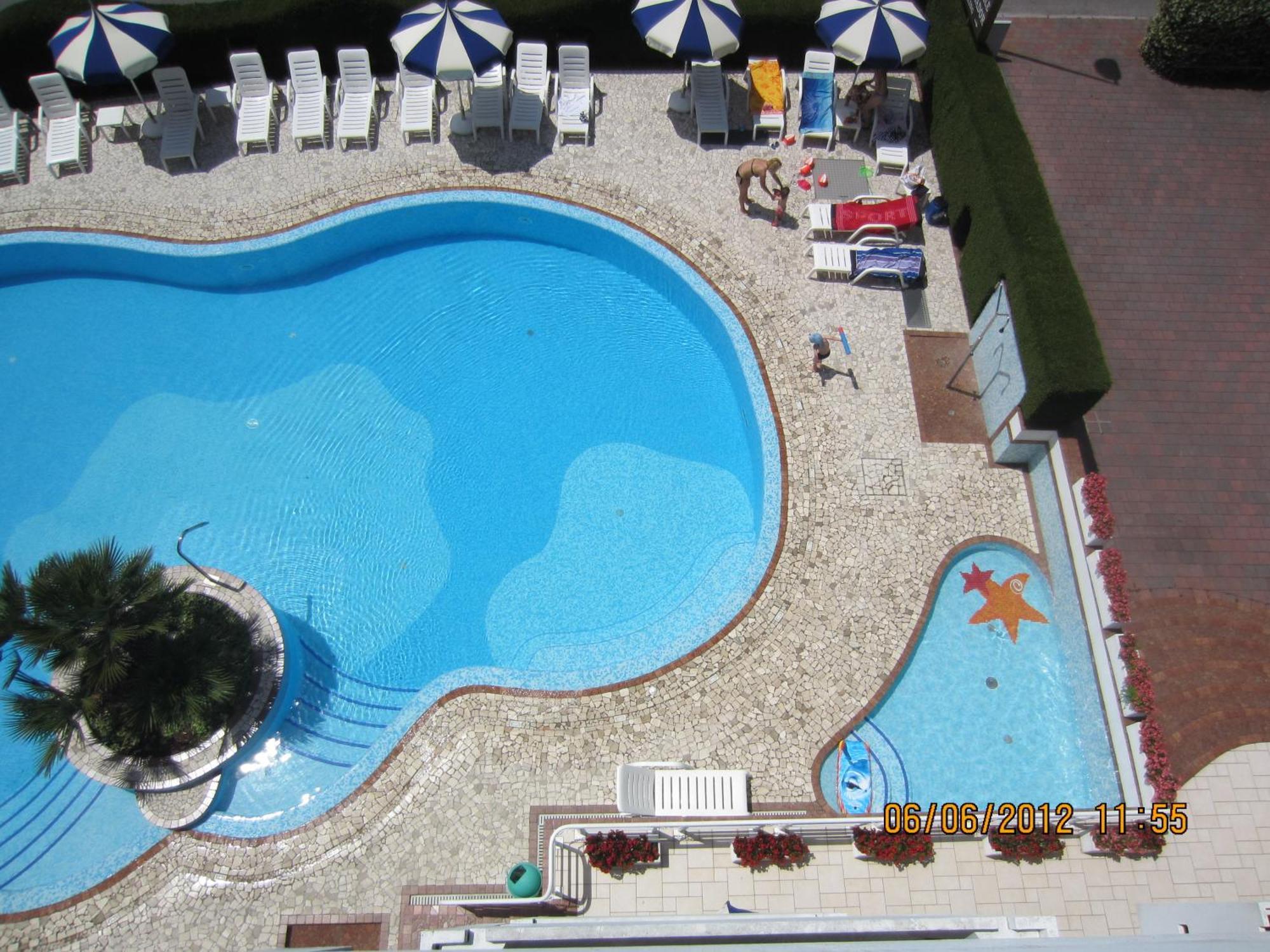 Hotel Ambassador Meuble Lignano Sabbiadoro Bagian luar foto