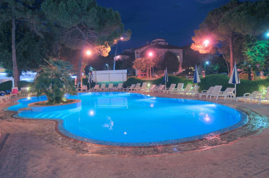 Hotel Ambassador Meuble Lignano Sabbiadoro Bagian luar foto