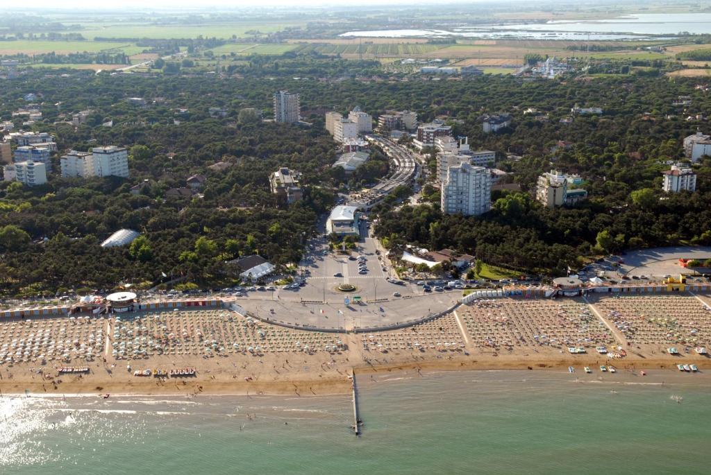 Hotel Ambassador Meuble Lignano Sabbiadoro Bagian luar foto