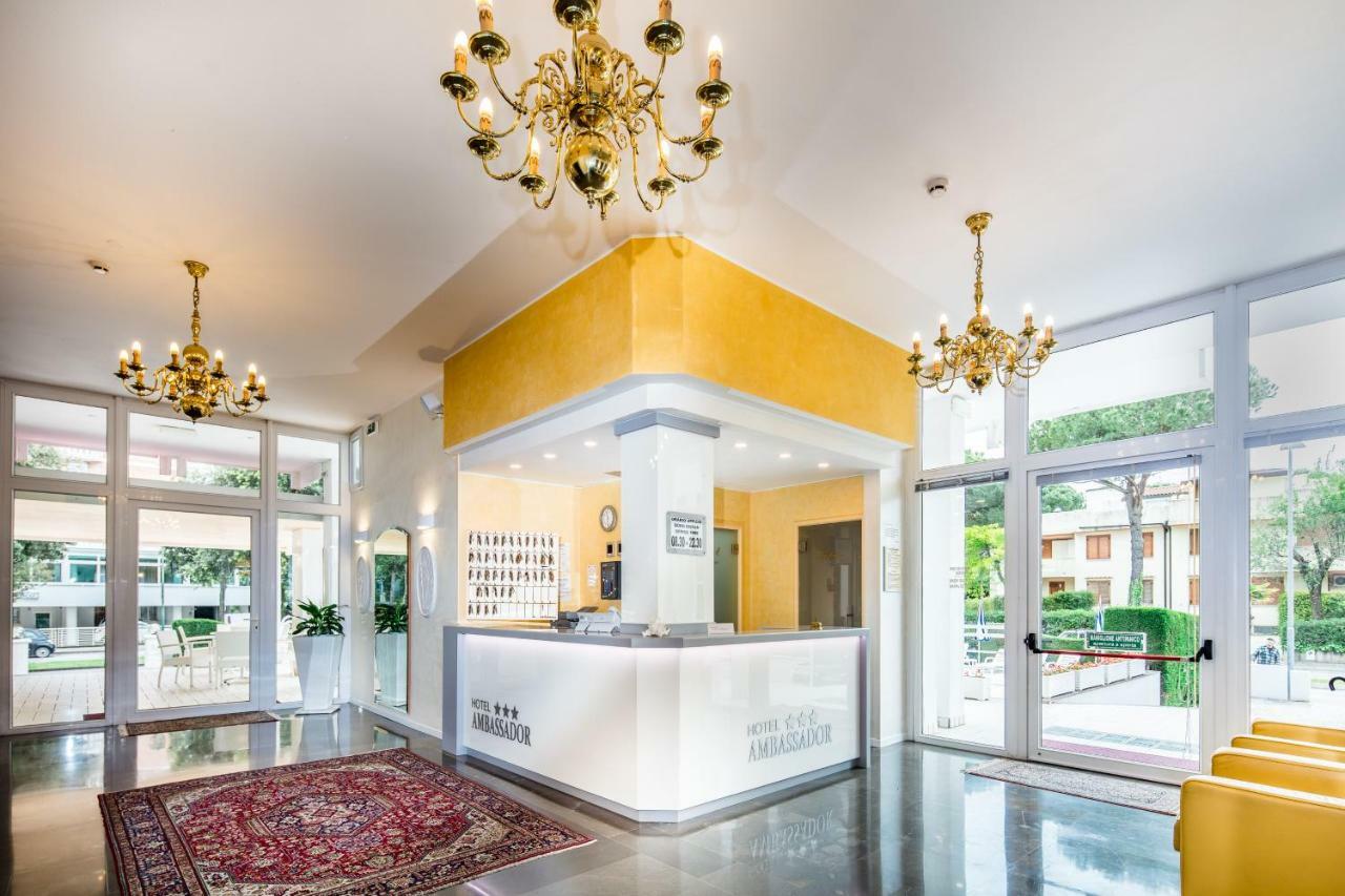 Hotel Ambassador Meuble Lignano Sabbiadoro Bagian luar foto