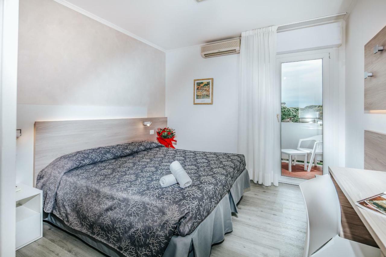 Hotel Ambassador Meuble Lignano Sabbiadoro Bagian luar foto