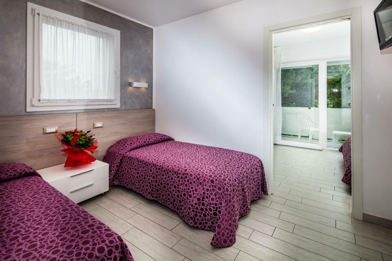 Hotel Ambassador Meuble Lignano Sabbiadoro Bagian luar foto
