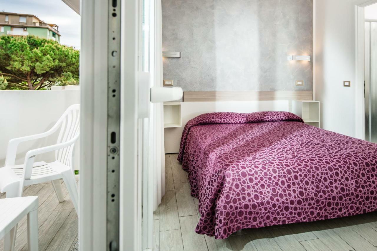 Hotel Ambassador Meuble Lignano Sabbiadoro Bagian luar foto