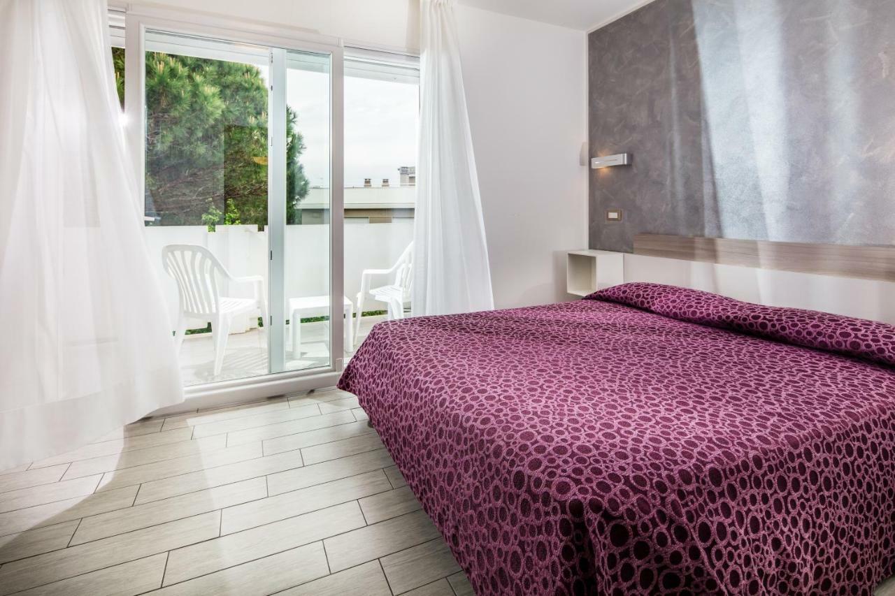 Hotel Ambassador Meuble Lignano Sabbiadoro Bagian luar foto
