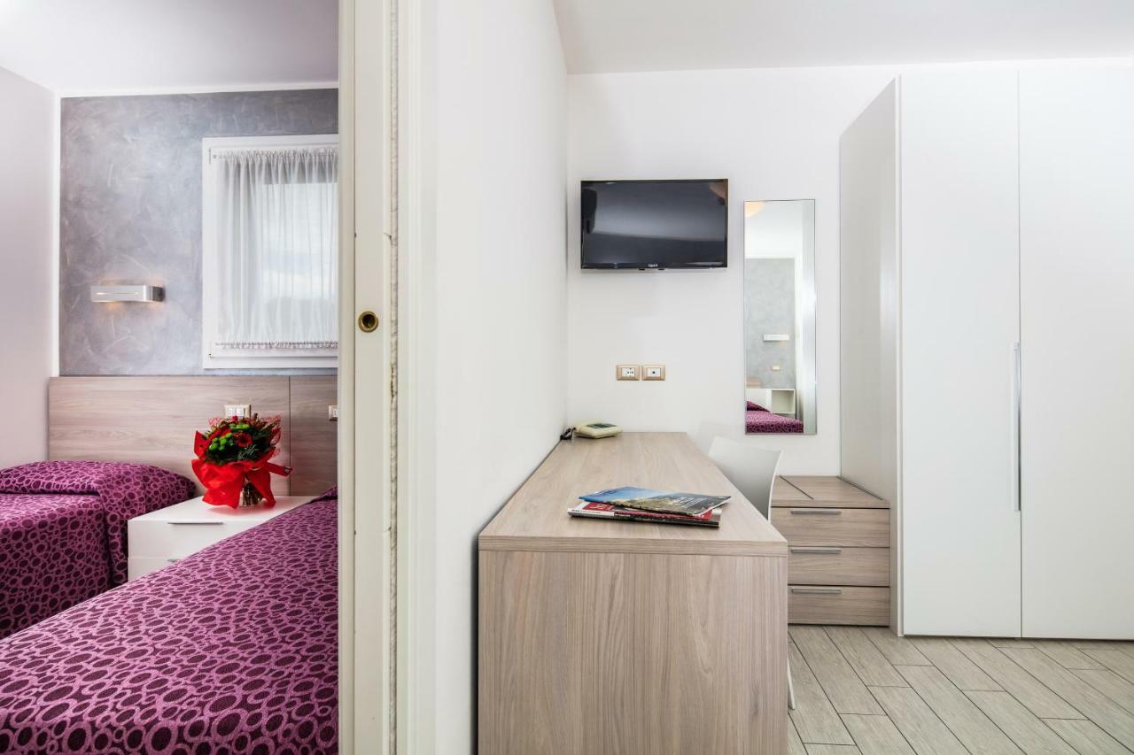 Hotel Ambassador Meuble Lignano Sabbiadoro Bagian luar foto