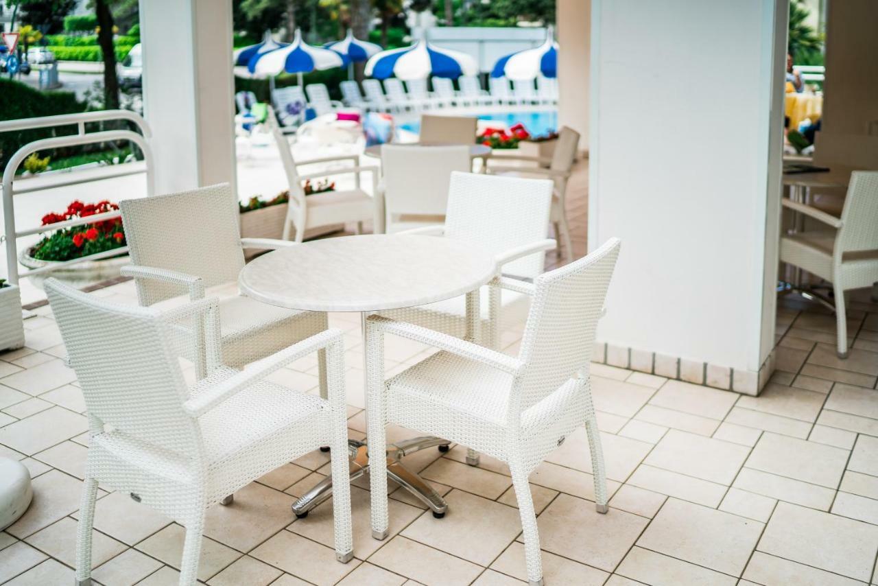 Hotel Ambassador Meuble Lignano Sabbiadoro Bagian luar foto