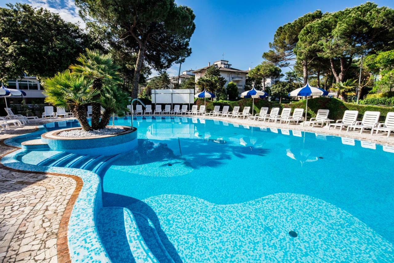 Hotel Ambassador Meuble Lignano Sabbiadoro Bagian luar foto
