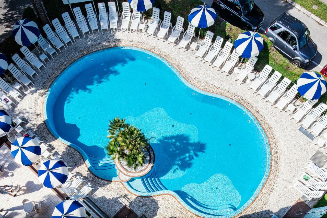 Hotel Ambassador Meuble Lignano Sabbiadoro Bagian luar foto