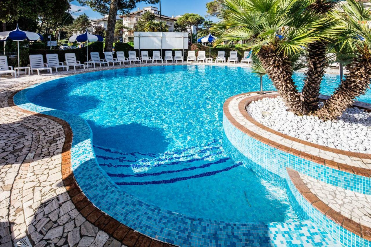 Hotel Ambassador Meuble Lignano Sabbiadoro Bagian luar foto